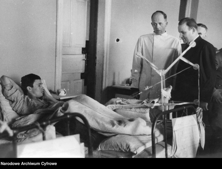 Przedstawiciel Międzynarodowego Czerwonego Krzyża Ronald Marti odwiedza rannych w polskim szpitalu wojskowym. 1940 r. 