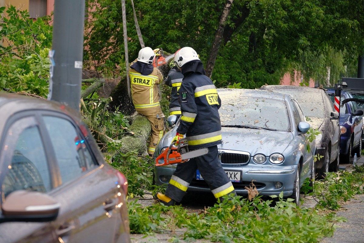 Strażacy usuwają zniszczenia po burzy