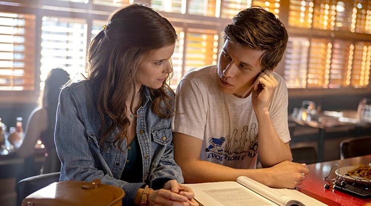 Eric (Nick Robinson) és tanárnője (Kate Mara) románca ártatlan korrepetálással kezdődik, és egy kocsi hátsó ülésén végződik / Fotó: FX on Hulu