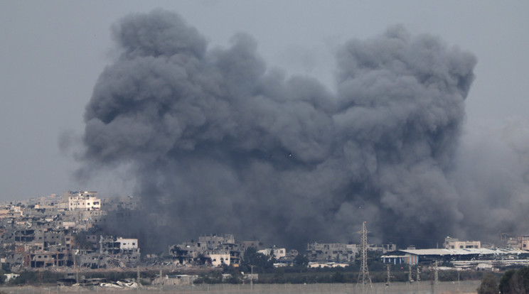 Izraeli légicsapás Gázában 2023. december 8-án / Fotó: MTI/EPA/Atef Szafadi