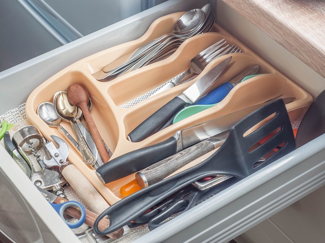 Plastični organizer za escajg – nekada nezaobilazan detalj u kuhinjskim fiokama