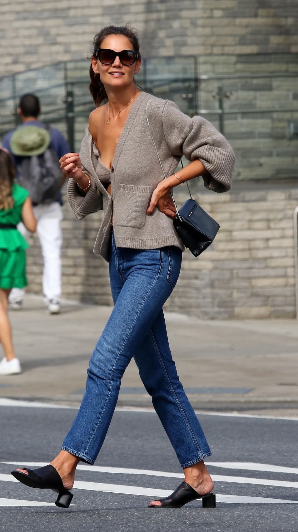 2019 - A kasmír melltartó-kardigán páros óta Katie Holmes az egyik legstílusosabb nő Hollywoodban. Azon a napon, amikor taxit akart fogni ebben a szettben, felrobbant az internet.