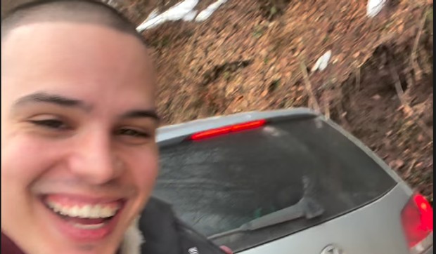 Mihajlo Veruović Vojaž pored auta