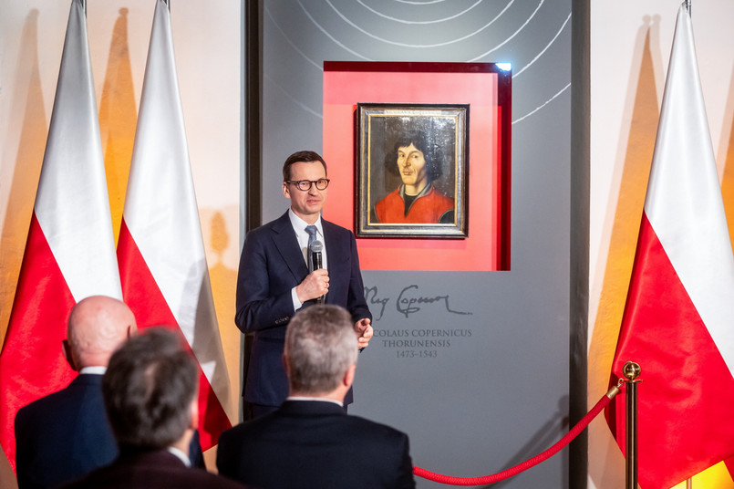 Premier Mateusz Morawiecki podczas spotkania dot. realizacji programu działań inwestycyjnych Muzeum Okręgowego w Toruniu wraz z prezentacją zabezpieczeń obrazu Mikołaja Kopernika.