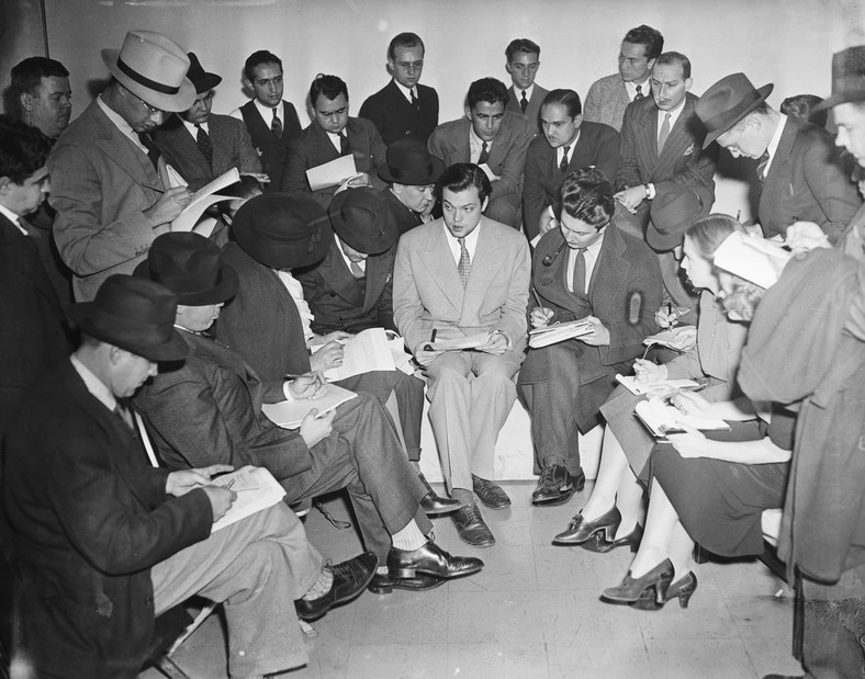 Orson Welles (siedzi w środku w jasnym garniturze) wyjaśnia dziennikarzom kulisy swej słynnej audycji "Wojna światów", październik 1938 r.