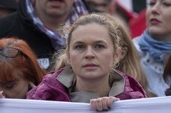 Nowacka obrażona na stadionie. 'Chcieliśmy napisać, że jesteś w porządku, ale przejęzyczyliśmy się'