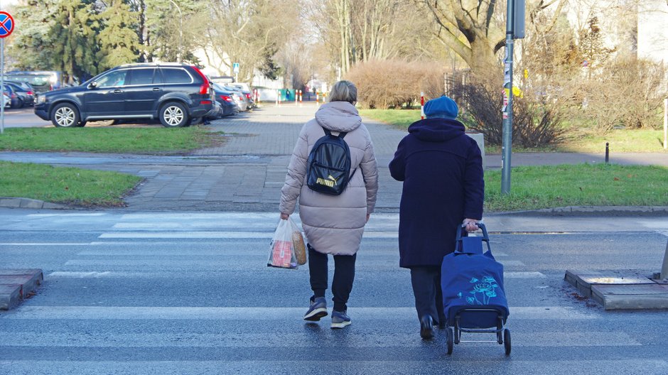 "A odczepcie się od naszego papieża, to był święty człowiek". Pokolenie 70-latków podzielone w sprawie Jana Pawła II