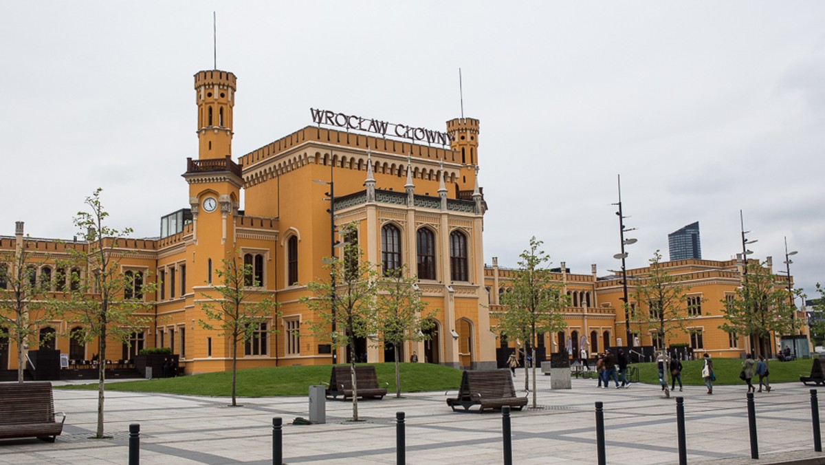 Szklane rzeźby i instalacje belgijskich artystów - Anny Notebaert oraz Jeroena Heerwegha - można od dziś zobaczyć na Dworcu Głównym PKP we Wrocławiu. To główna wystawa zorganizowana w ramach odbywającego się w stolicy Dolnego Śląska Europejskiego Festiwalu Szkła.