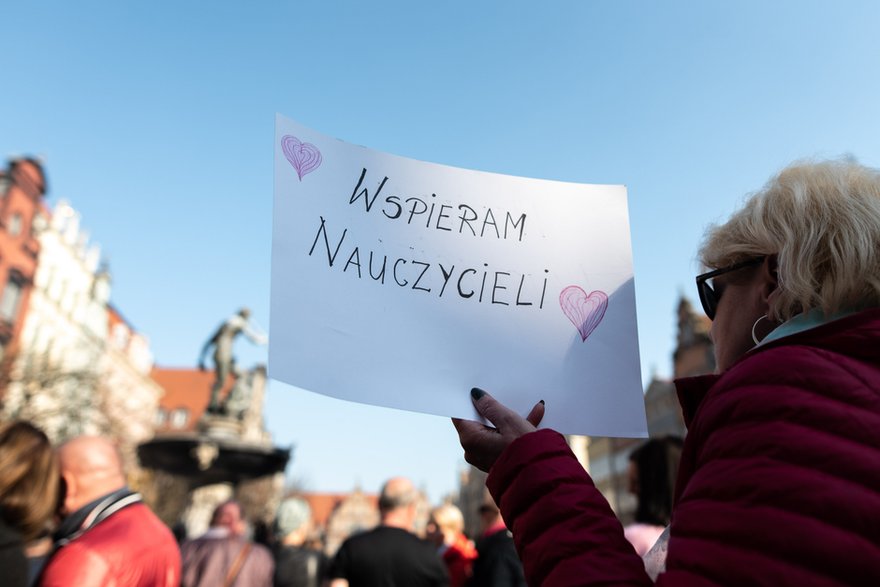 "Trójmiasto solidarne ze strajkiem nauczycieli" - protest pod fontanną Neptuna w Gdańsku