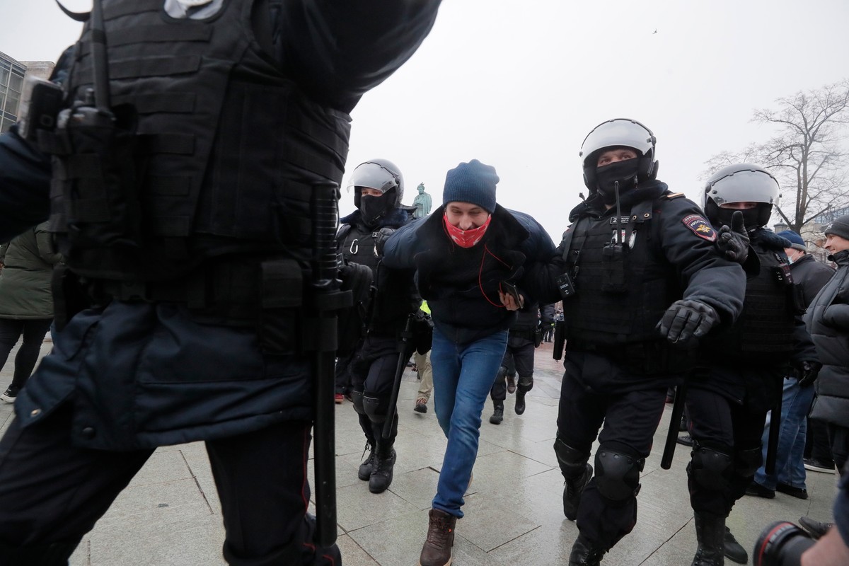 Protesty, których uczestnicy żądali zwolnienia Nawalnego z aresztu śledczego, odbyły się w sobotę w ponad 100 miastach Rosji.