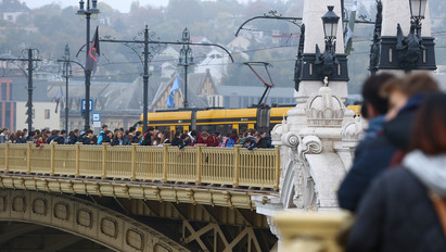 „Viktor, hol vagy?” – Élő lánc Budapesten – fotók, videók