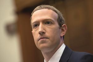 Akcje Facebooka na równi pochyłej. Zuckerberg wypada z dziesiątki najbogatszych ludzi świata