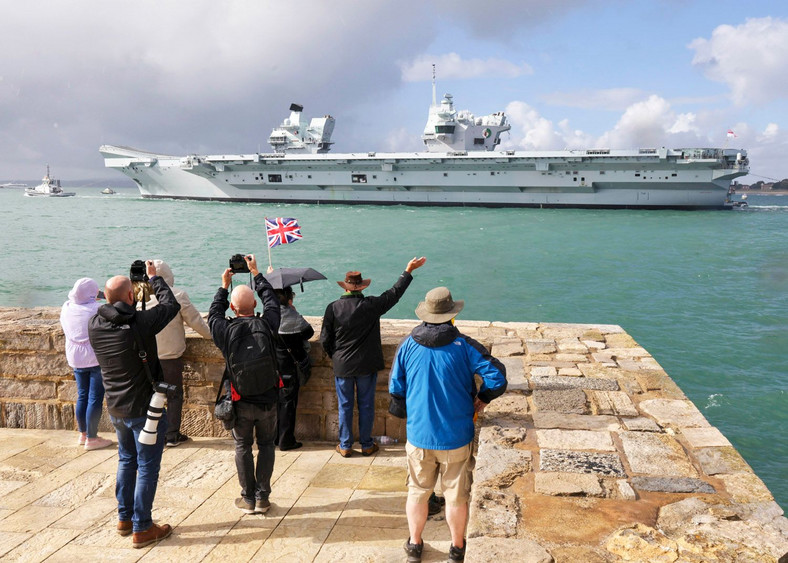 HMS Queen Elizabeth rozpoczyna podróż do USA