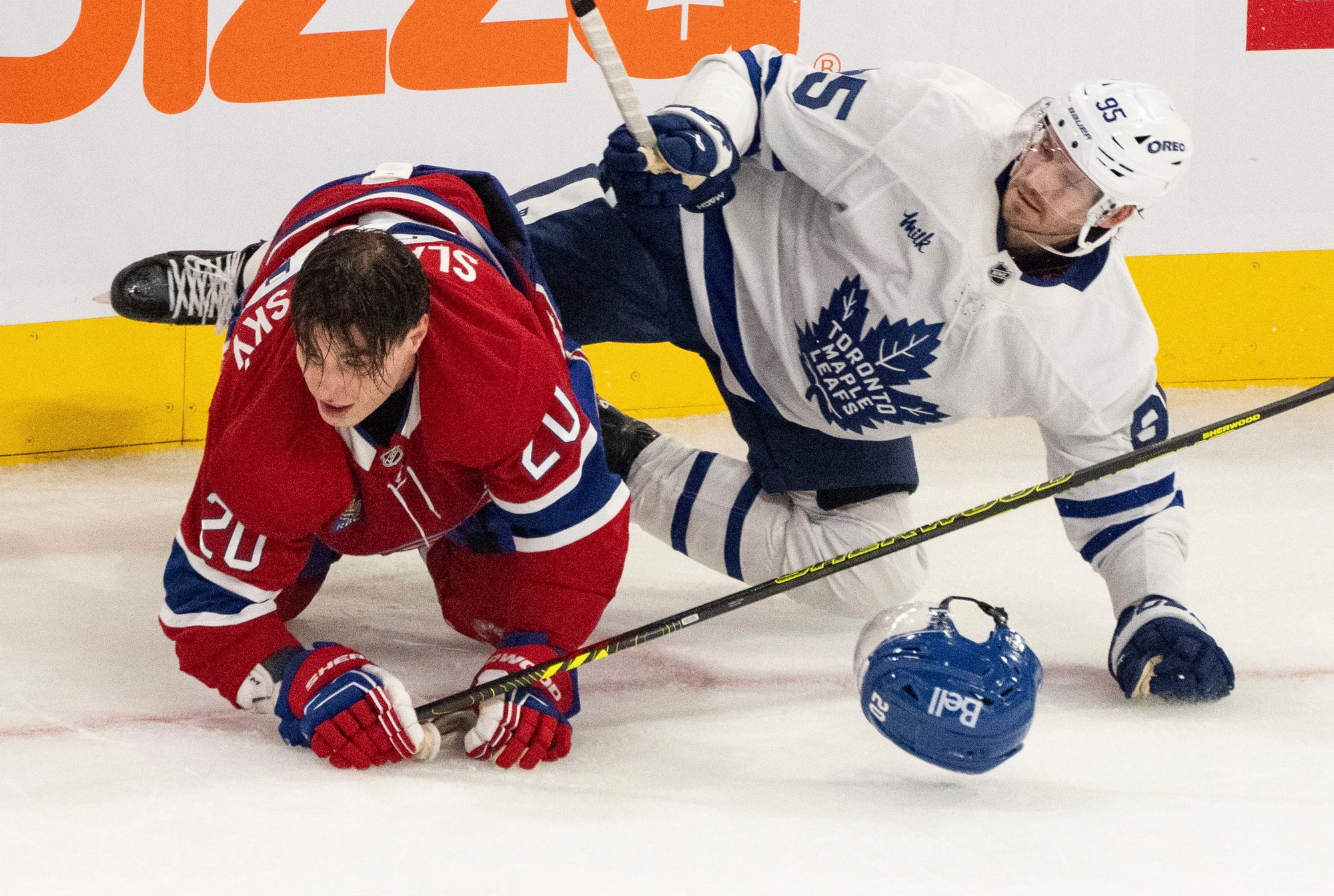 Juraj Slafkovský (Montreal Canadiens) v súboji s Oliverom Ekmanom-Larssonom (Toronto Maple Leafs).