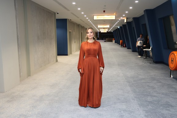 PRVO POJAVLJIVANJE JELENE TOMAŠEVIĆ NAKON ŠTO SE SRUŠILA NA BINI Pevačica u elegantnom izdanju