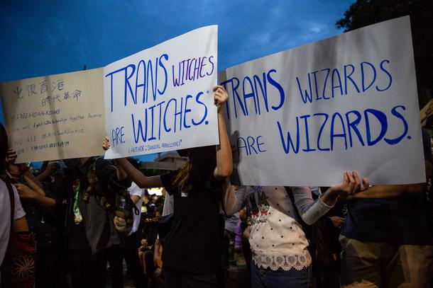 Jeden z protestów po wypowiedziach J.K. Rowling o transpłciowości, Bangkok 3 sierpnia 2020 r.