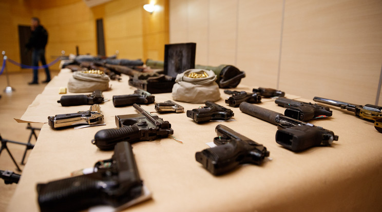 Rengeteg fegyvert foglaltak le / Fotók: police.hu