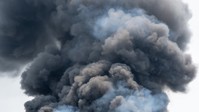 Robbanás az akkuüzemben: 60 ezer embert érhet el a mérgező gázfelhő című cikk nyitóképe