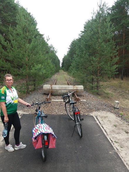 W tym miejscu kończy się lubuska ścieżka "Kolej na rower". Dalej torowisko należy do władz woj. wielkopolskiego