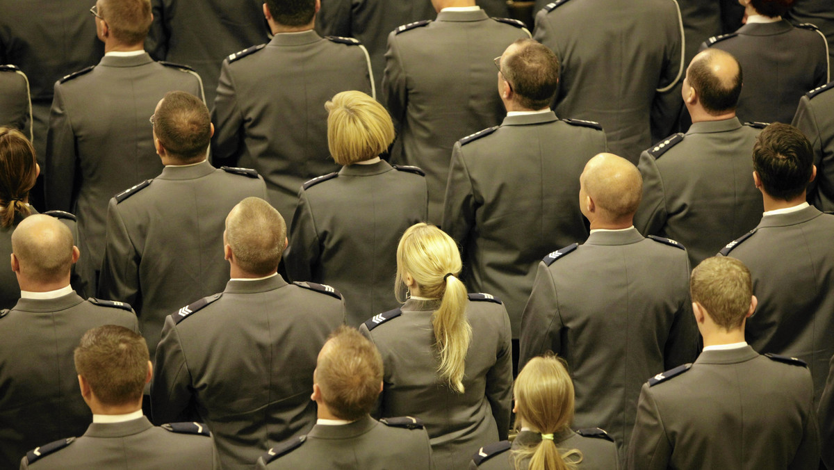 Policjanci raczej nie zostawiają listu pożegnalnego, nikogo nie oskarżają. Tylko wcześniej dają znać, że planują umrzeć. I ostatnio odbierają sobie życie na komendzie.