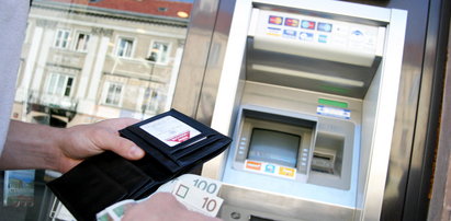Polacy masowo wypłacają pieniądze z banków! Kolejny rekordowy miesiąc