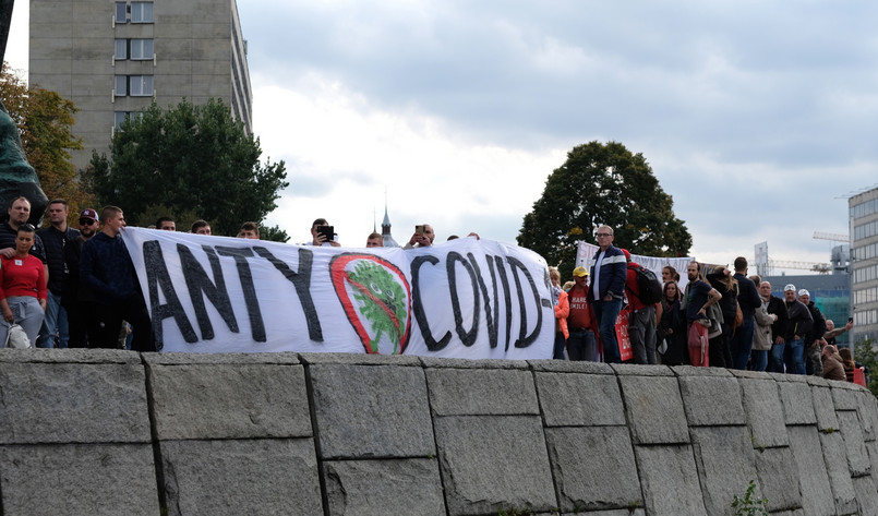 Manifestacje tzw. antycovidowców w różnych miastach Polski. Mandaty za brak maseczek, w Gdańsku policja użyła gazu pieprzowego