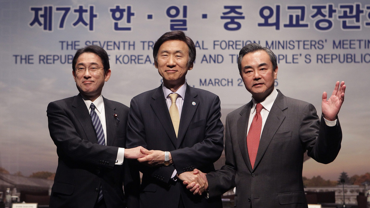 Ministrowie spraw zagranicznych Japonii, Chin i Korei Południowej spotkali się dziś po raz pierwszy od prawie trzech lat, by poprawić współpracę i wznowić trzystronne szczyty, które ostatnio się nie odbywają z powodu historycznych i terytorialnych sporów.