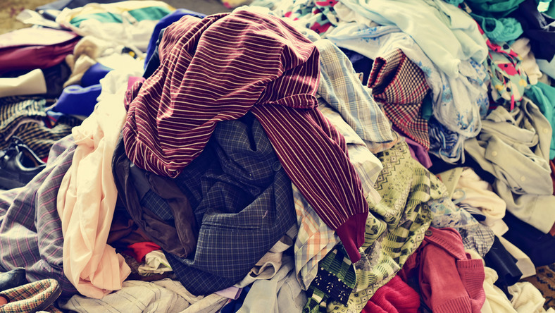 Second-hand i recykling ubrań. "Smutna prawda" o firmach odzieżowych