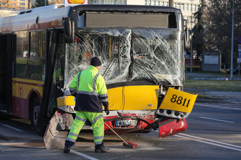 Wypadek z udziałem BMW i autobusu miejskiego w Warszawie