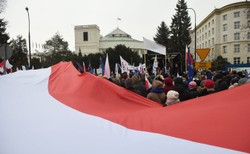 Konstytucjonalista: Niewpuszczeni posłowie przekreślają ważność głosowania