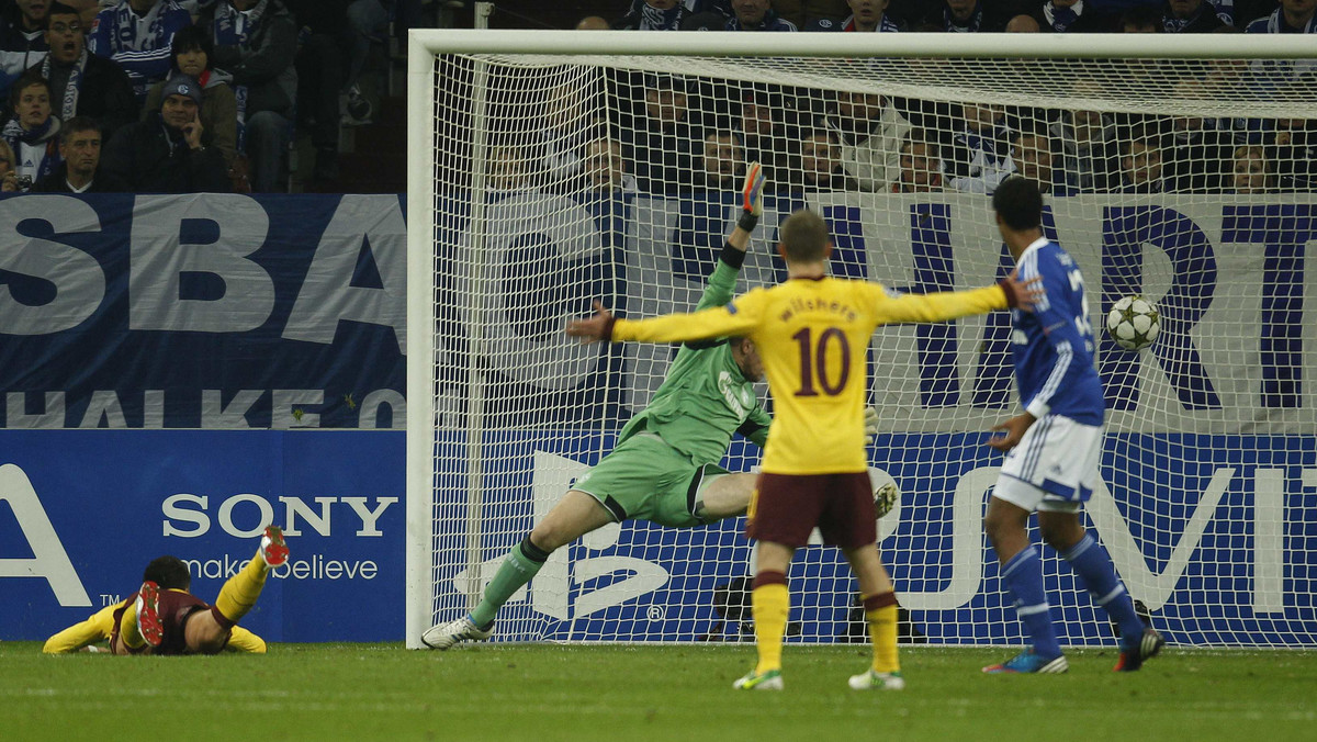 Schalke 04 Gelsenkirchen zremisował z Arsenalem Londyn 2:2 (0:2) w meczu 4. kolejki grupy B piłkarskiej Ligi Mistrzów. Arsenal prowadził już 2:0, spotkanie zakończyło się jednak remisem 2:2 po skutecznej pogoni wiceliderów niemieckiej Bundesligi.