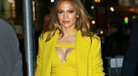 Jennifer Lopez eksponuje ponętny biust