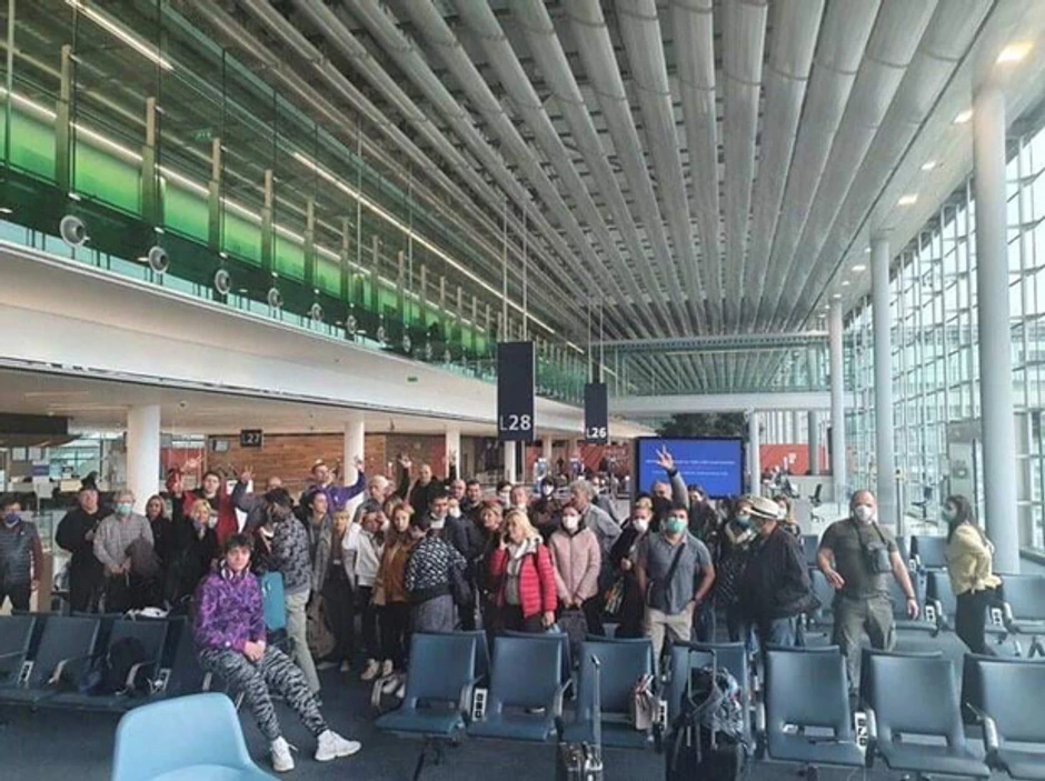 Srbi u Parizu, na aerodromu Šarl de Gol