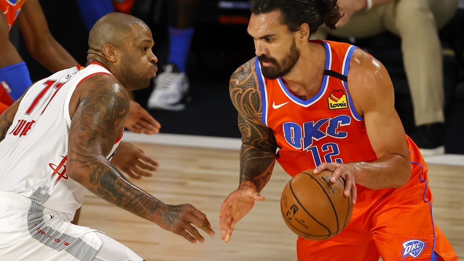 Steven Adams w barwach Oklahomy (po prawej)