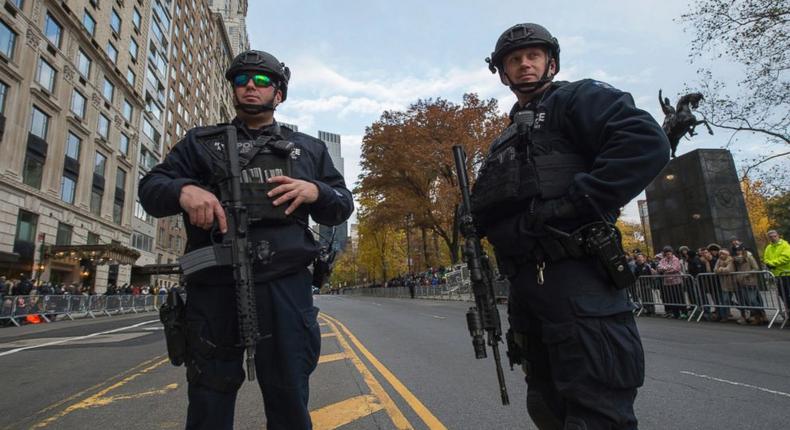 Policemen at the scene of the Louisville Thanksgiving Day shooting 