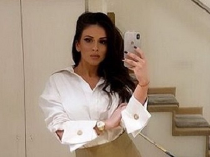 Ana nosi mini-suknju na potpuno novi način. Da li vam se dopada?