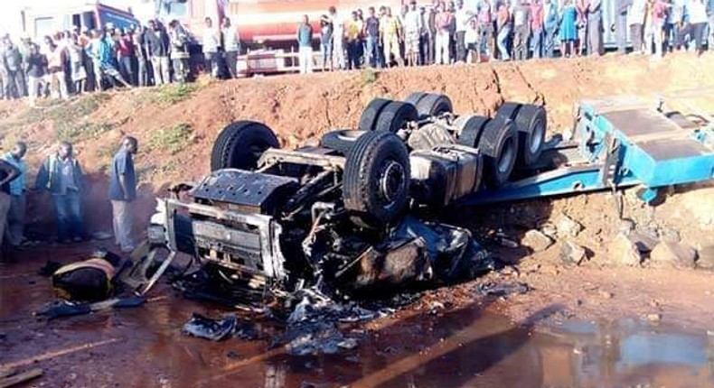 Wreckage of the tanker that was transporting sulfuric acid along the Eldoret-Webuye highway (Twitter) 