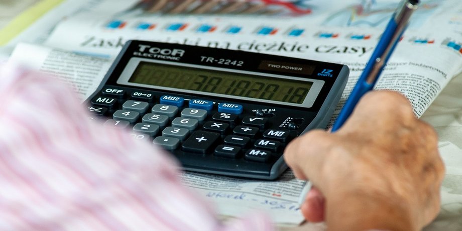 Polki, które regularnie oszczędzają, poinformowały badaczy, jaką kwotę średnio odkładają każdego miesiąca. 20,8 proc. respondentek wskazuje 100-200 zł