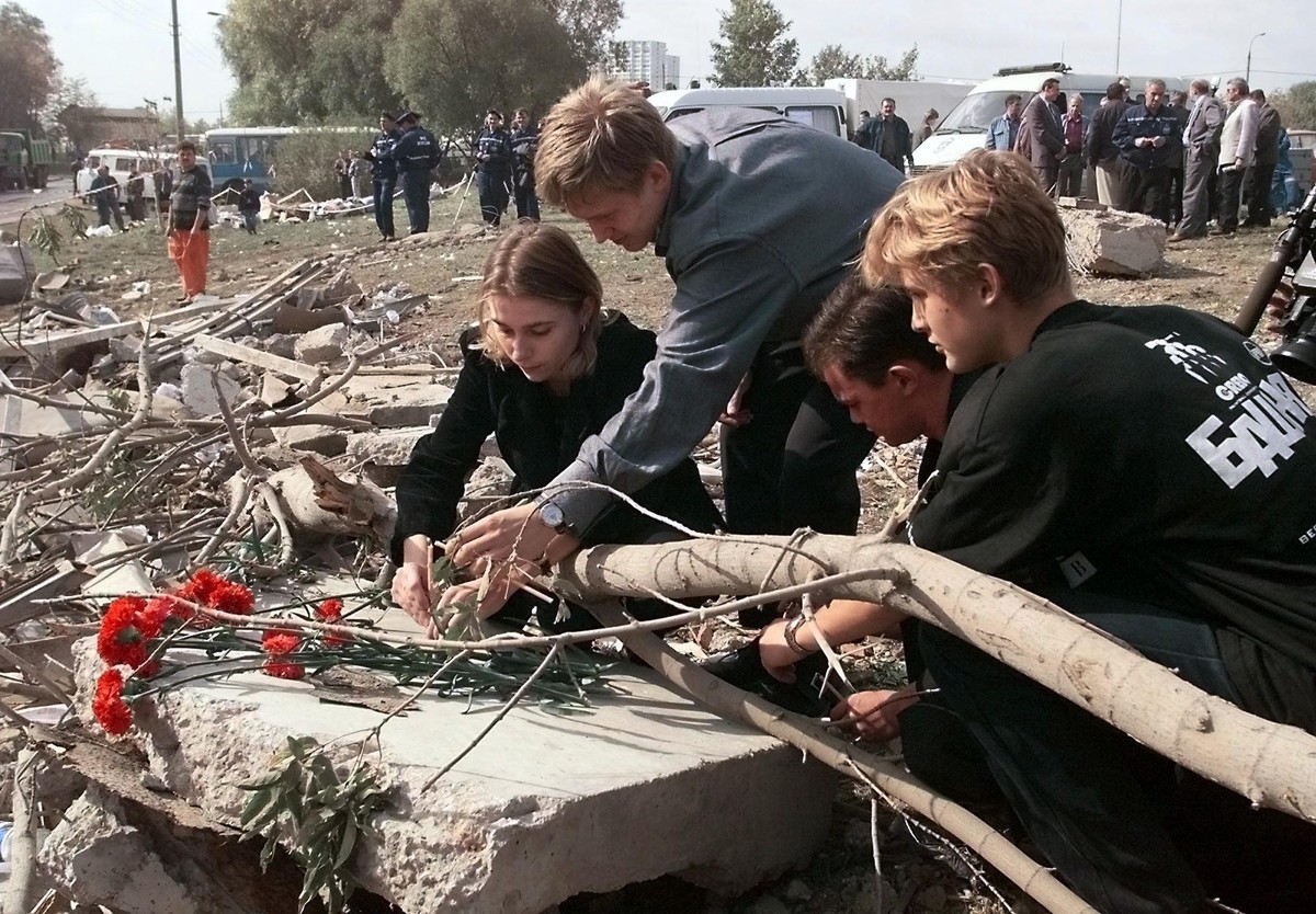 Kwiaty na miejscu eksplozji w domu mieszkalnym na przedmieściach Moskwy, wrzesień 1999 r.