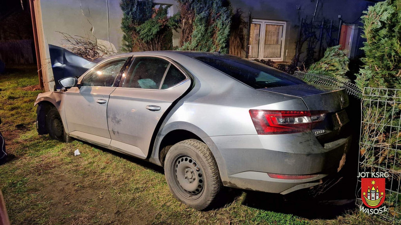 16-letni ministrant zabrał samochód księdza i uderzył w dom