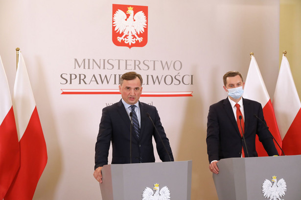 Minister sprawiedliwości, Prokurator Generalny Zbigniew Ziobro (L) oraz wiceminister sprawiedliwości Sebastian Kaleta (P)