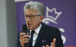 Poseł Piotrowicz i wojna o lokalną drogę. "Poróżnił wszystkich"