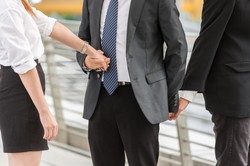 Świadoma przykrywka, czy błąd wyboru: dlaczego niektórzy geje wiążą się z kobietami?