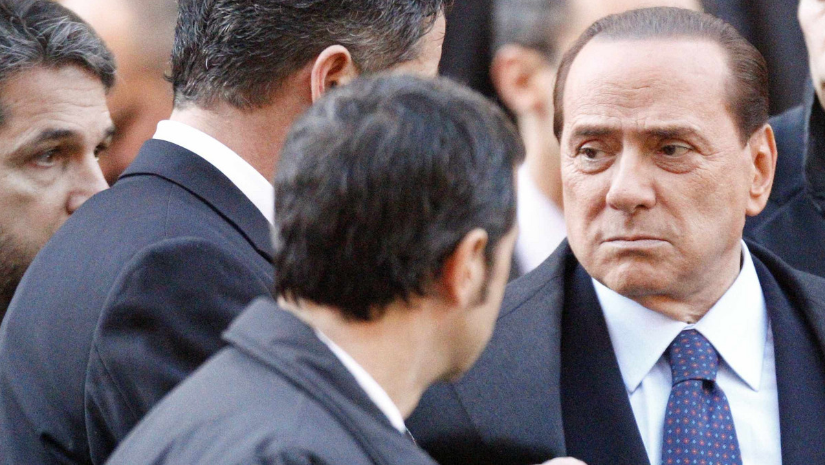 Premier Włoch Silvio Berlusconi zrezygnował z telefonu komórkowego. Jak wyjaśnił, obawia się, że stanie się ofiarą podsłuchu - podaje agencja RIA Nowosti.