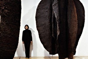 Magdalena Abakanowicz ze swoją pracą „Abakan brązowy (sizal), 1969-1972 