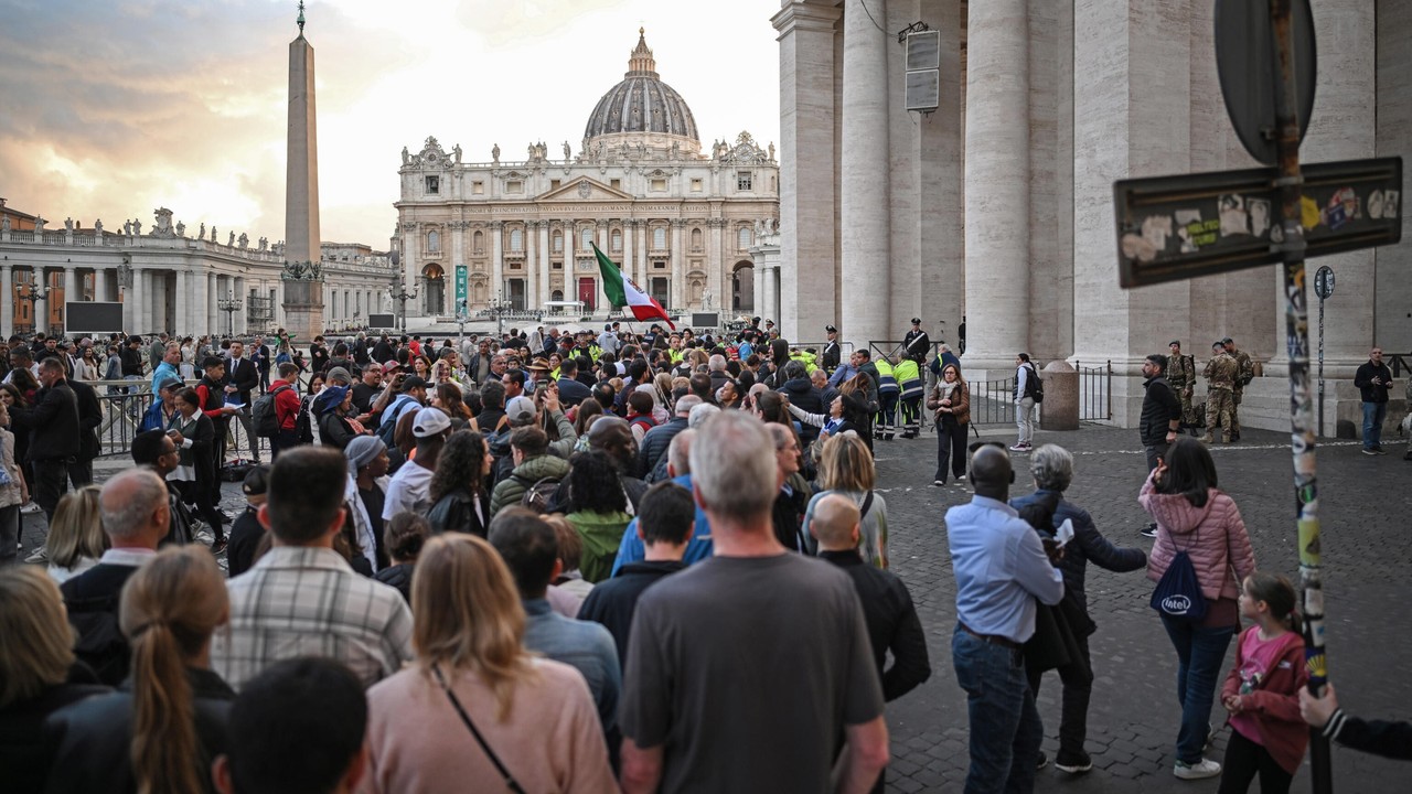 Nie każdy zostanie wpuszczony do Watykanu, oto lista rzeczy zakazanych. Prawdopodobna data konklawe [WIDEO]