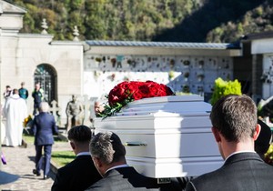 Užas na groblju: Ukradena glava ubijene manekenke Pamele Đenini, javnost zgrožena (ilustracija)