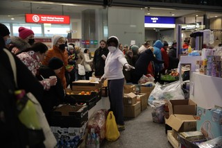 Tłumy na Dworcu Centralnym w Warszawie nie maleją