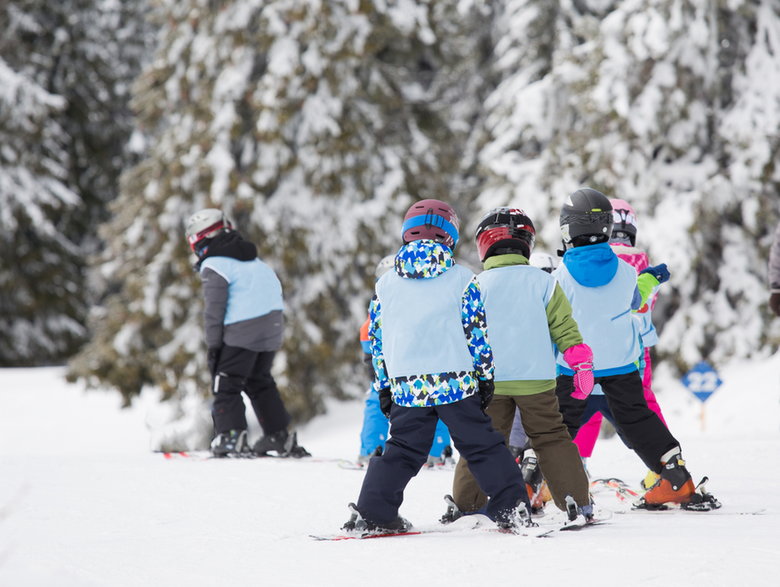 Jazda na nartach to świetny sport zimowy dla dzieci i dorosłych