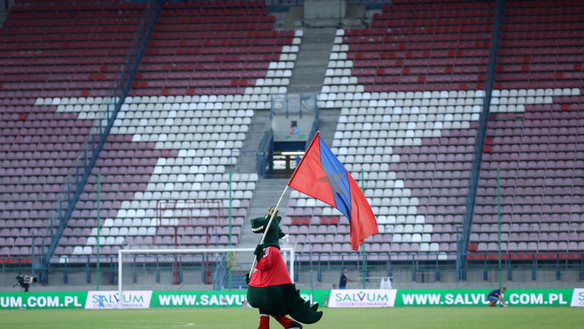 Towarzystwo Sportowe Wisła analizuje sytuację prawną związaną ze "sprzedażą" Wisły Kraków S.A. Przelew na 12 milionów złotych, który miał dotrzeć do 28 grudnia, nie wpłynął. Oznacza to, że spółka akcyjna powinna wrócić do TS, ale towarzystwo niewiele robi, aby odzyskać dokumenty, które najprawdopodobniej zdeponowane są w kancelarii prawniczej w Warszawie. Egzotyczny inwestor Vanna Ly "tajemniczo" zachorował podczas lotu do Nowego Jorku i obiecanych 12 milionów nie przelał. Każdego dnia pojawiają się fakty, które rzucają nowe światło na sprawę. Problemy Wisły nie zaczęły się jednak wczoraj.